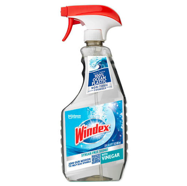 El nuevo producto es la primera botella para limpieza de vidrio del mundo hecha de plástico oceánico 100% reciclado.