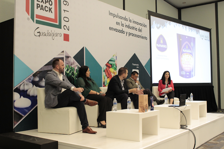 De izquierda a derecha Humberto Ojeda, director internacional de marketing de Casa San Matías; Ana Lilia Palacios, directora de investigación y desarrollo e innovación de Bon Ice-Quala México; Eduardo Pérez, director de marketing de Quesos Navarro; Arturo Guzmán Chimeo, director de sustentabilidad de Grupo Herdez; y Lilián Robayo, Editora de MUNDO PMMI durante EXPO PACK Keynotes.