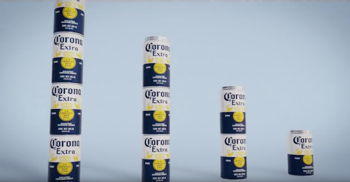 Fit Packs es el nombre de la campaña de Leo Burnett México que destaca el uso de un sistema aún en prototipo de ajuste en las latas de cerveza, que permite el acople y su fácil transporte, apilando las latas como si fuesen piezas de lego. Foto: Cortesía de Grupo Modelo / Leo Burnett