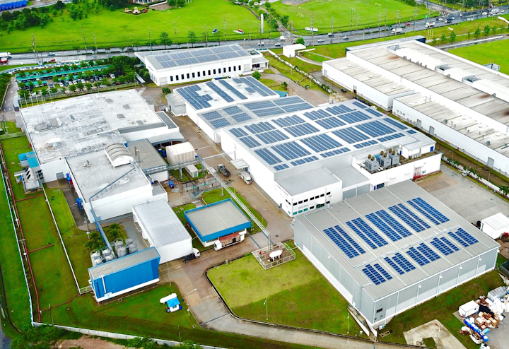 Hasta la fecha, la compañía ha instalado aproximadamente 2.7 MW de energía solar fotovoltaica (o alrededor de 8000 paneles), entregando electricidad baja en carbono y ahorrando costos operativos.