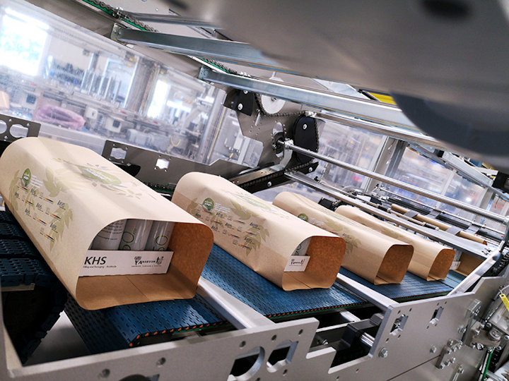 El papel puede reemplazar en este sistema de embalaje de latas a la película retráctil o al embalaje de cartón para su transporte o venta en paquetes de 12 o 24 unidades en el rango de alta capacidad, de hasta 90.000 latas por hora.