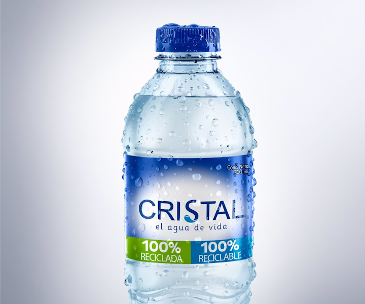 Botella Ecopack de Postobón para Agua Cristal hecha a base de plástico 100% reciclado y 100% reciclable. Las botellas se lanzaron en enero de este año al mercado en presentaciones de 300 ml y 600 ml, y la gigante de las bebidas en Colombia espera que a finales de 2020 todas las presentaciones en PET sean en este tipo de botellas.