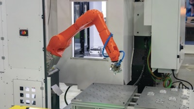 Displayed here are the SYIL machine tool and KUKA robot interacting, with all motions run on the SINUMERIK Run MyRobot/Handling application directly in the control.