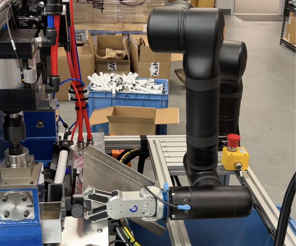 Integrator BlueBay Automation designed a fully integrated collaborative robotic cell for auto supplier O-Flex using a Kassow Robots 7-axis cobot as the core automation platform.