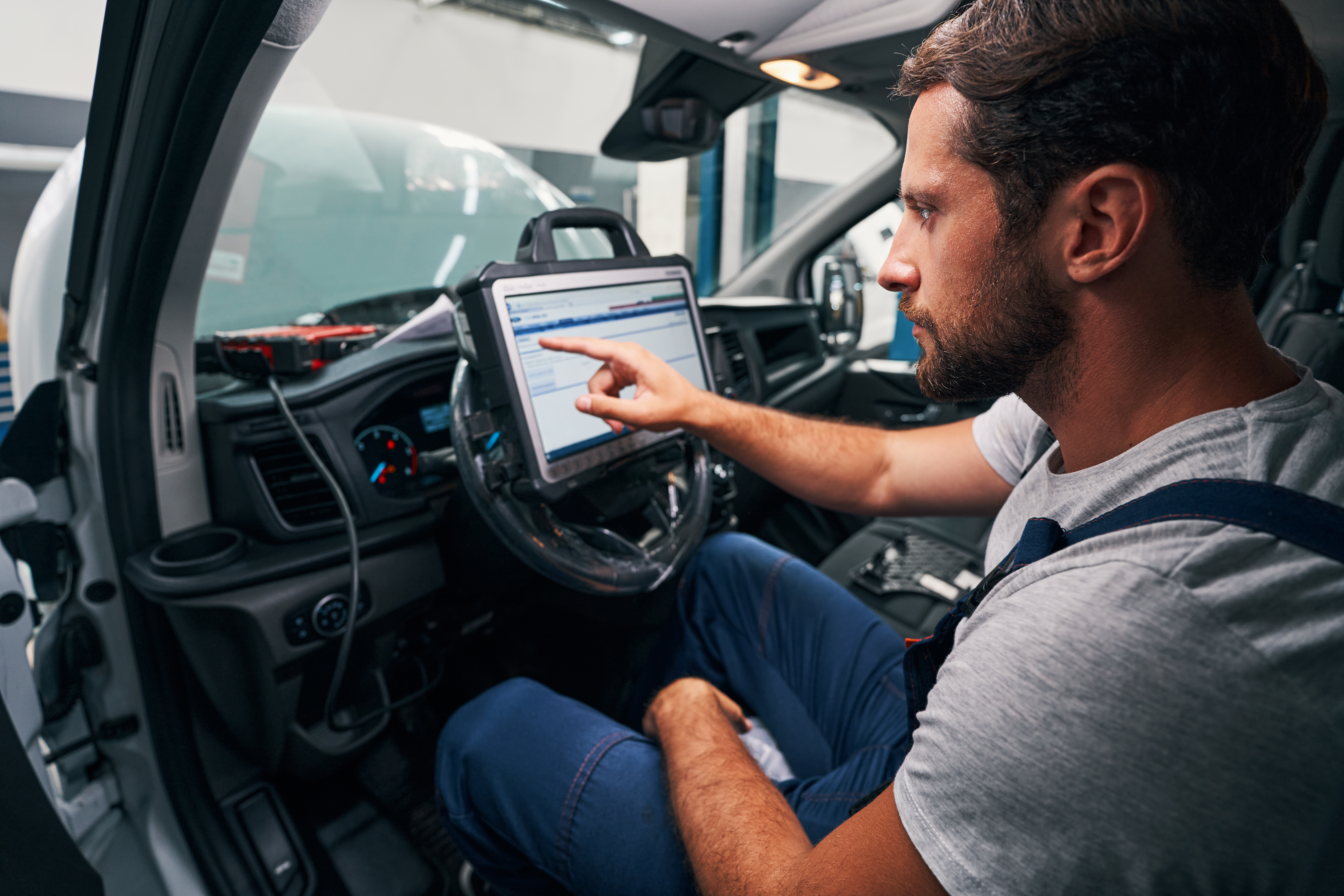 Auto Mechanic Providing Car Diagnostics In Cabin 2025 03 10 02 42 49 Utc
